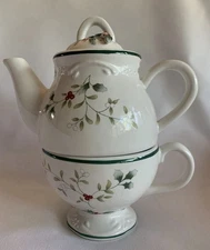 PFALTZGRAFF WINTERBERRY TEA FOR ONE TEAPOT WITH MUG - Holiday / Christmas