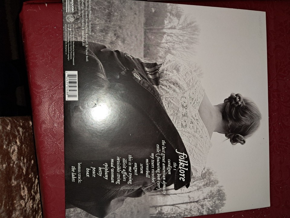 Taylor Swift Deluxe EditionD/Album Folklore N/Mint Condition Vinyl 2020