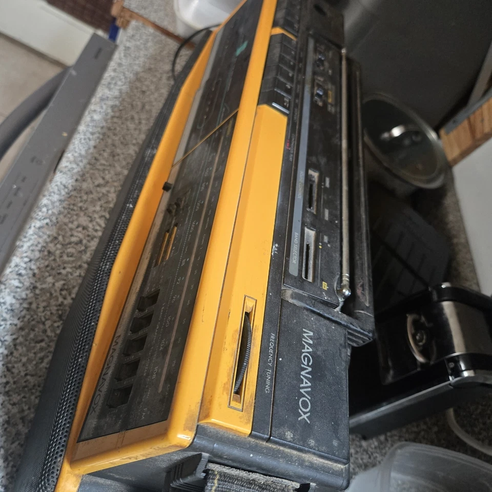 Boombox estéreo AM/FM Magnavox D8300 con doble casete Foto 3 de 4