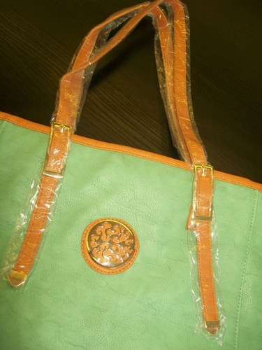 Cartera/bolso de mano verde salvia con ribete de caramelo; nuevo con etiquetas; herrajes en tono dorado; IDEA DE REGALO - Imagen 6 de 12