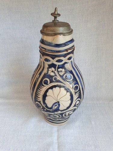 antike große Kanne Krug Steingut grau blau geritzt mit Zinndeckel 1866