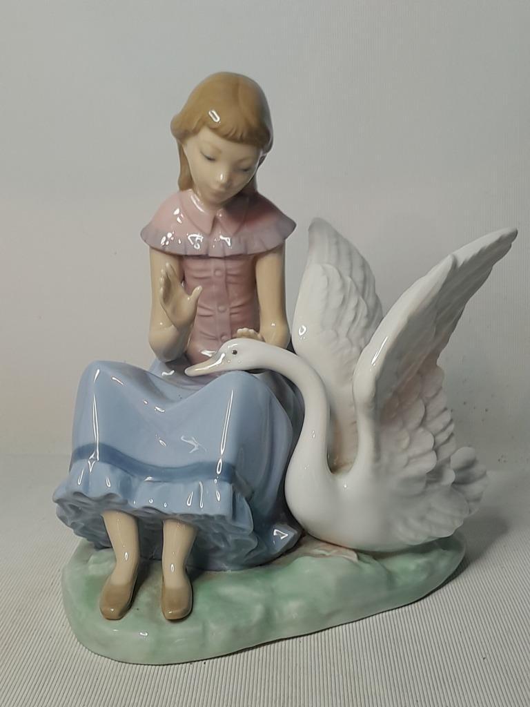 NAO by Lladro GIRL WITH SWAN Figurine 1008 7.5