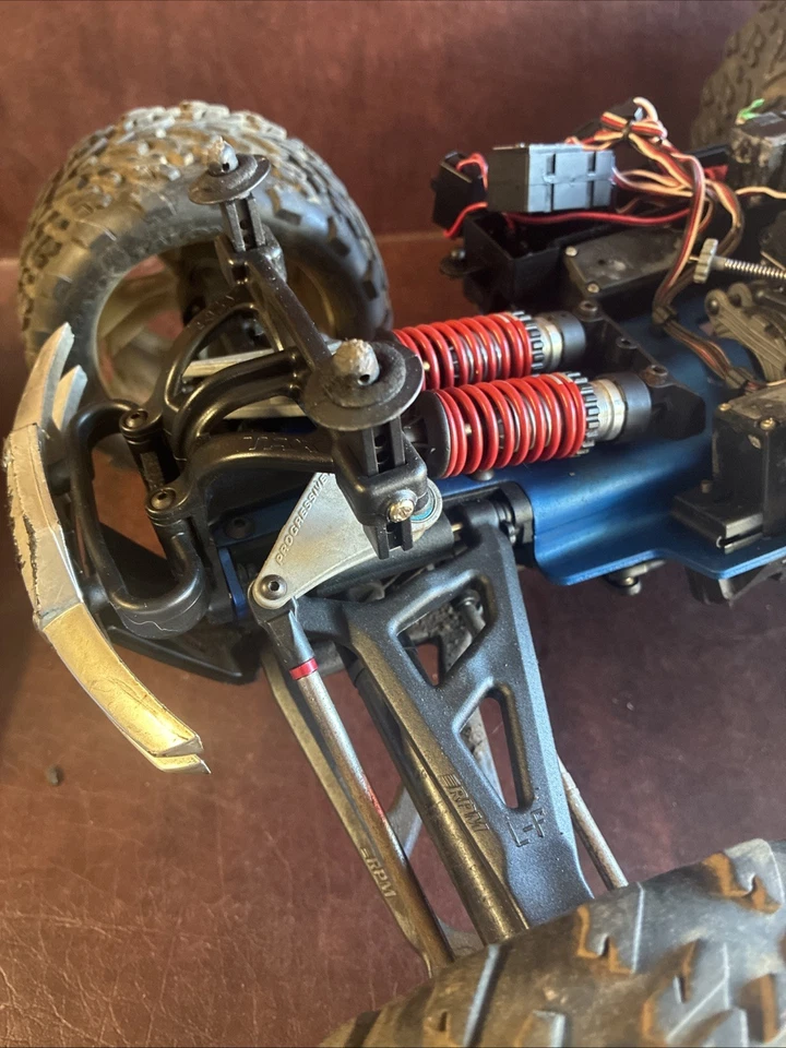 Traxxas Gas Revo 3.3 4WD OFF ROAD TRUCK Untested For Parts - Image 4 of 4