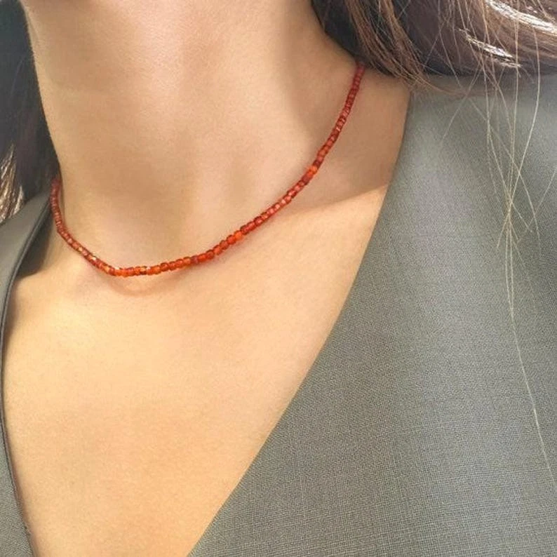 Delicados collares gargantilla de mujer de 18"" con cuentas redondas facetadas de cornalina de 2-3 mm Foto 4 de 4