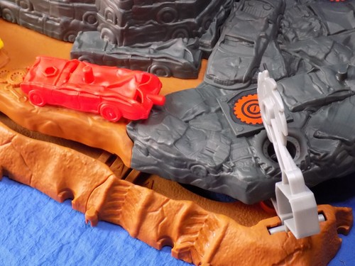 Hot Wheels Monster Truck Arena Smashers Bone Shaker Ultimate Crush Yard Playset - Picture 3 of 6