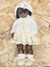 Vintage dunkelhäutige Babypuppe mit handgestricktem Outfit - Retro / 70er Jahre Stil