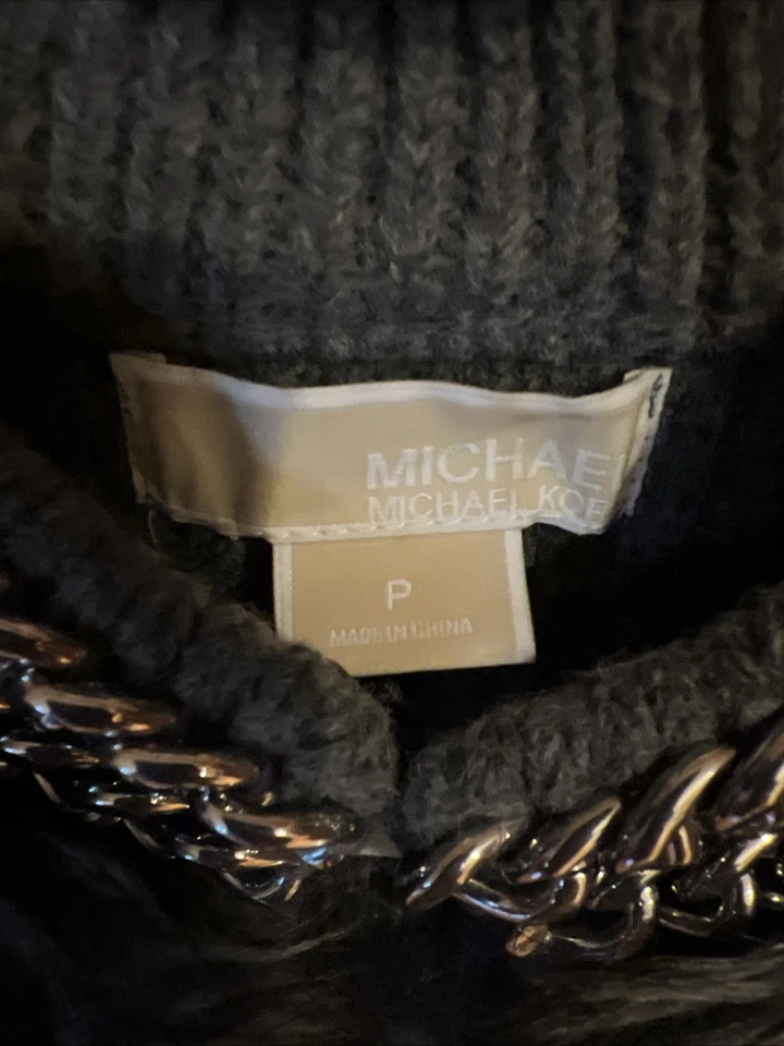 Chaleco Michael Kors Imitación Piel Gris/Negro Talla Pequeña con Cadena Plateada Alrededor del Cuello Foto 3 de 3