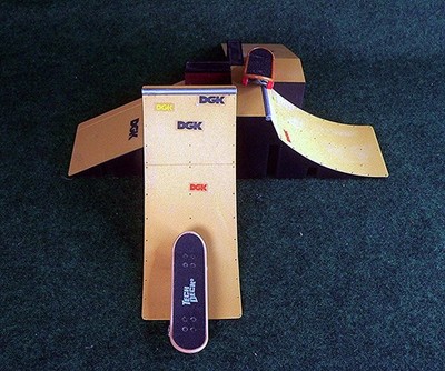 2009 Spin Master Finger Skateboard Ramp Tech Deck & 1 weiteres Skateboard