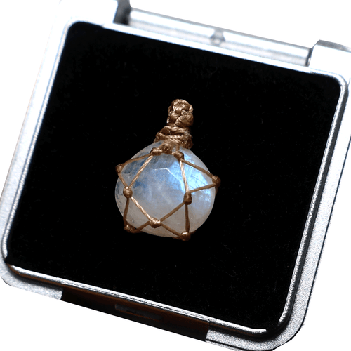 Colgante de cristal micro macramé piedra lunar arco iris natural anudado a mano para collar - Imagen 8 de 10