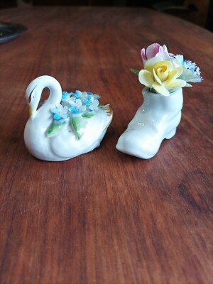  WUNDERSCHÖNER VINTAGE ''ROYAL DOULTON'' BONE CHINA STIEFEL UND SCHWAN MIT BLUMEN.