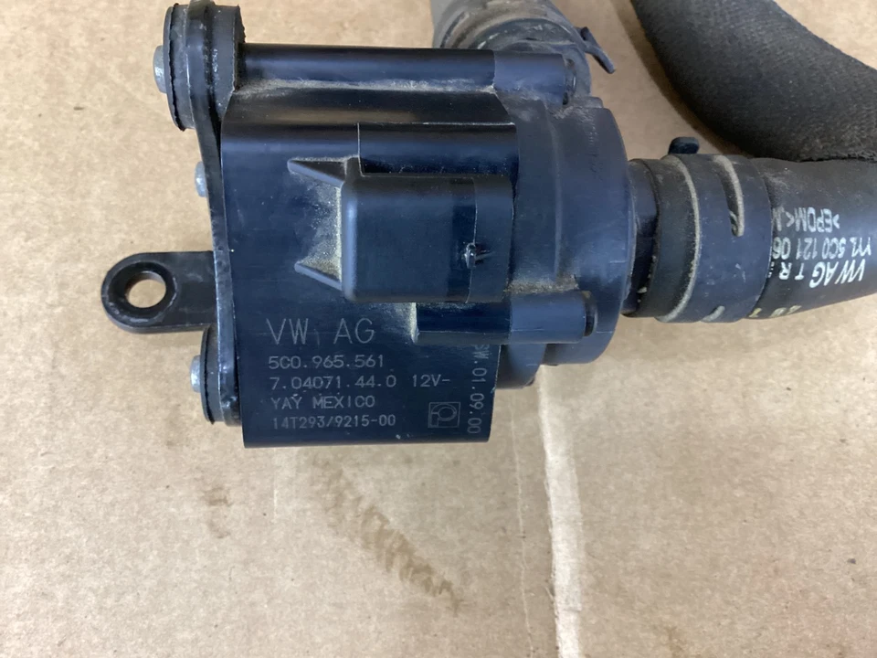 Volkswagen Jetta 2013-2025 bomba de agua auxiliar con tubo de manguera 5C0965561 OEM Foto 4 de 4