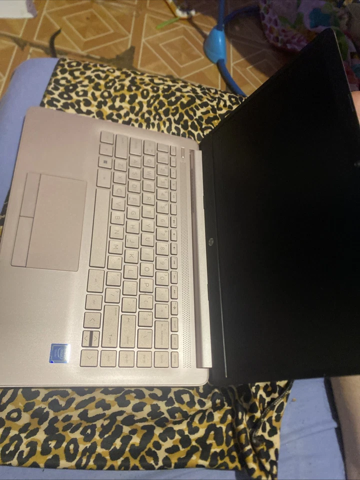 Portátil Intel HP modelo 14 oro rosa Foto 3 de 4