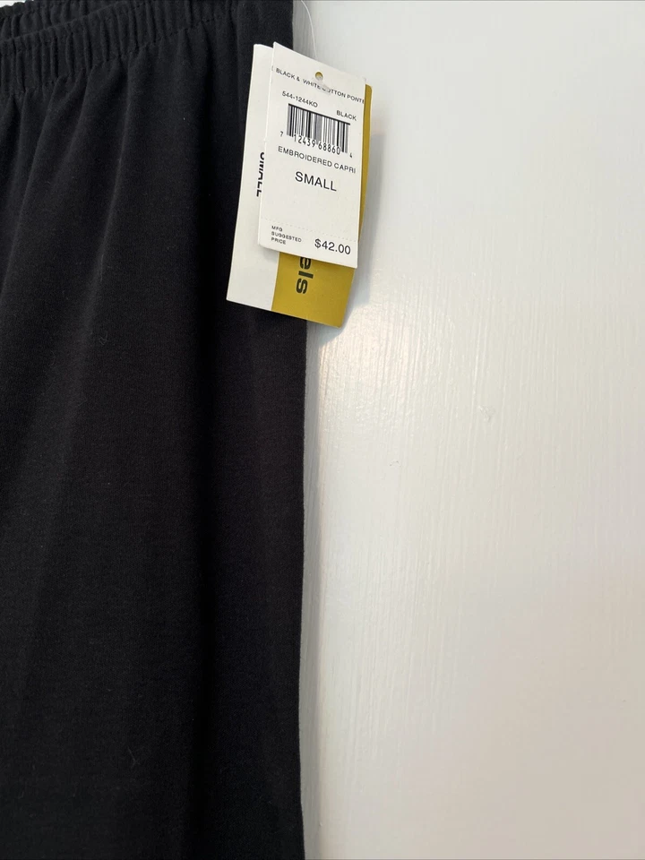 ¡NUEVO CON ETIQUETAS! Capris bordados en blanco y negro para mujer Foto 3 de 4