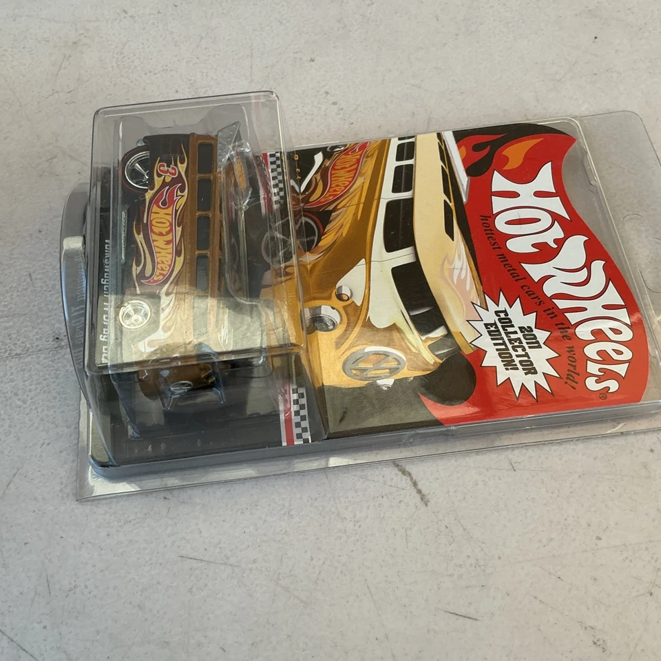 Autobús de arrastre Volkswagen T1 edición coleccionista Hot Wheels RLC 2011 con protector Foto 3 de 4