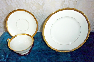 German CM Hutschenreuther Hohenberg Number 19741 Gold Rimmed 3 Piece Dessert Set
