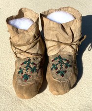 Vintage Native American Style Beaded Mocassins, Great Lakes/Subarctic Woodland