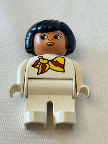 Vintage Lego Duplo Flugbegleiter gelb rot Schal schwarze Haare #4555 3" hoch Frau - Bild 1 von 5