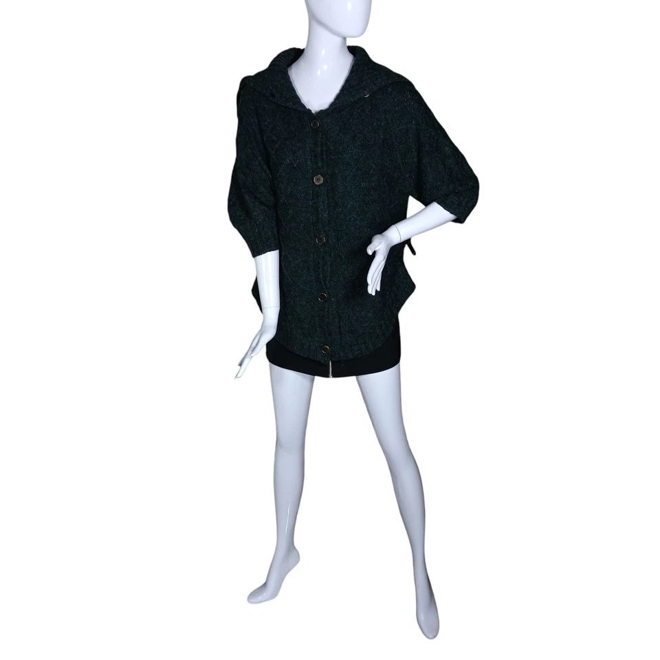 Cardigã suéter de malha robusto de tule tamanho médio cinza escuro manga 3/4 botão para baixo - Imagem 4 de 4