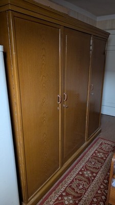 Vintage 3- türiger Kleiderschrank aus massivem Holz,eine Innentür mit Spiegel