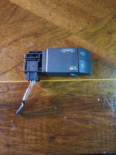 Commande De Radio Au Volant Pour Dacia Duster (HS) 2010 - Référence 8200969681 - Occasion Fonctionnelle