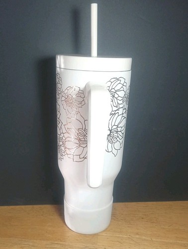 House of Harlow 1960- 40oz White Travel Tumbler Gold Accent Flowers NWT - Picture 2 of 10