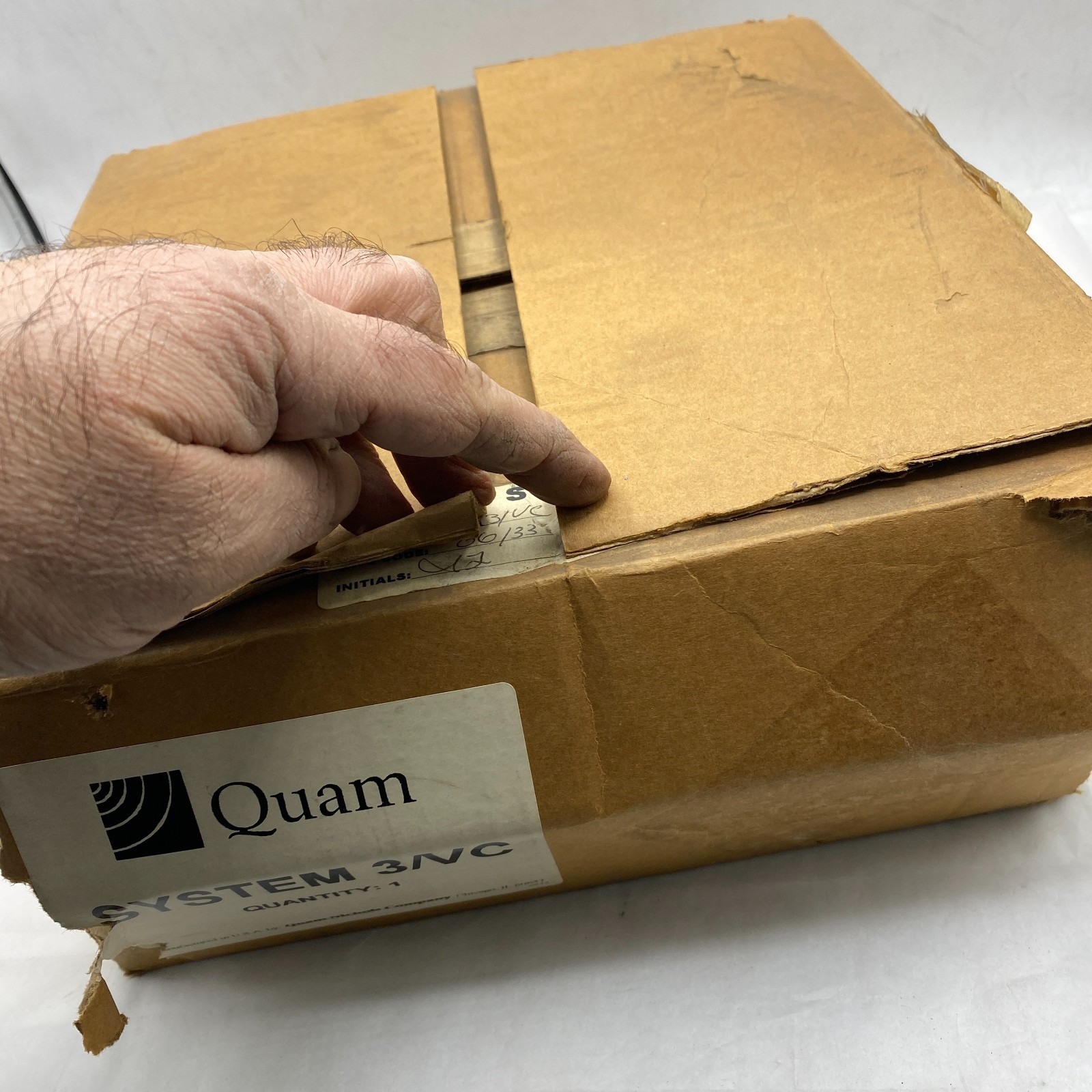 QUAM SYSTEM 3/VC 8" Slanted Square Surface Wall-Mount Speaker Volume Control