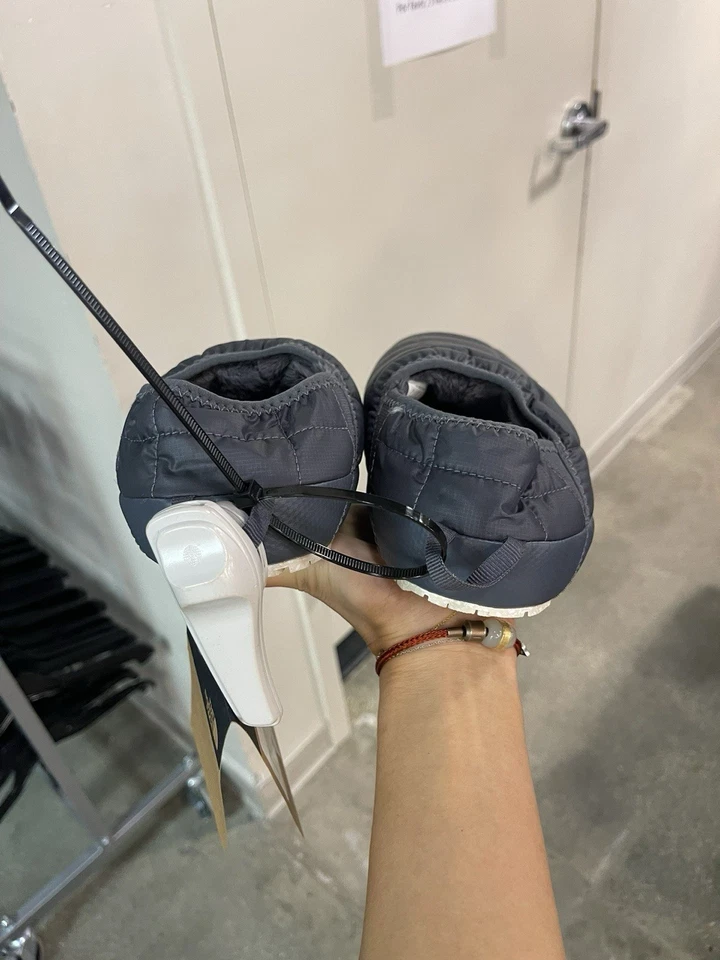 ¡Nuevo! Zapatos sin cordones acolchados gris oscuro The North Face para mujer, talla 9 Foto 4 de 4