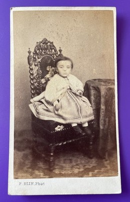 Foto CDV 1860 BLIN ORLEANS Hübsches Mädchen schönes Kleid sitzt auf einem Stuhl B222