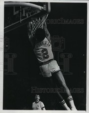 1987 Press Photo Junior Bridgeman demonstrated a reverse dunk - mjs01891