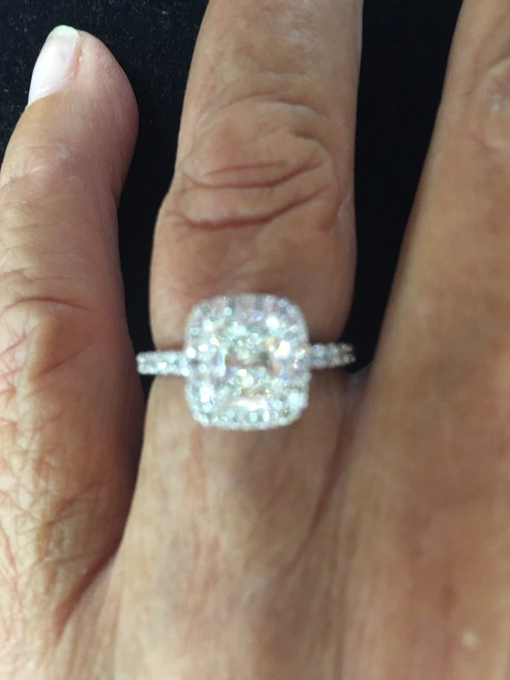 Impresionante anillo de compromiso de diamantes y alianza de boda de diamantes Foto 2 de 4