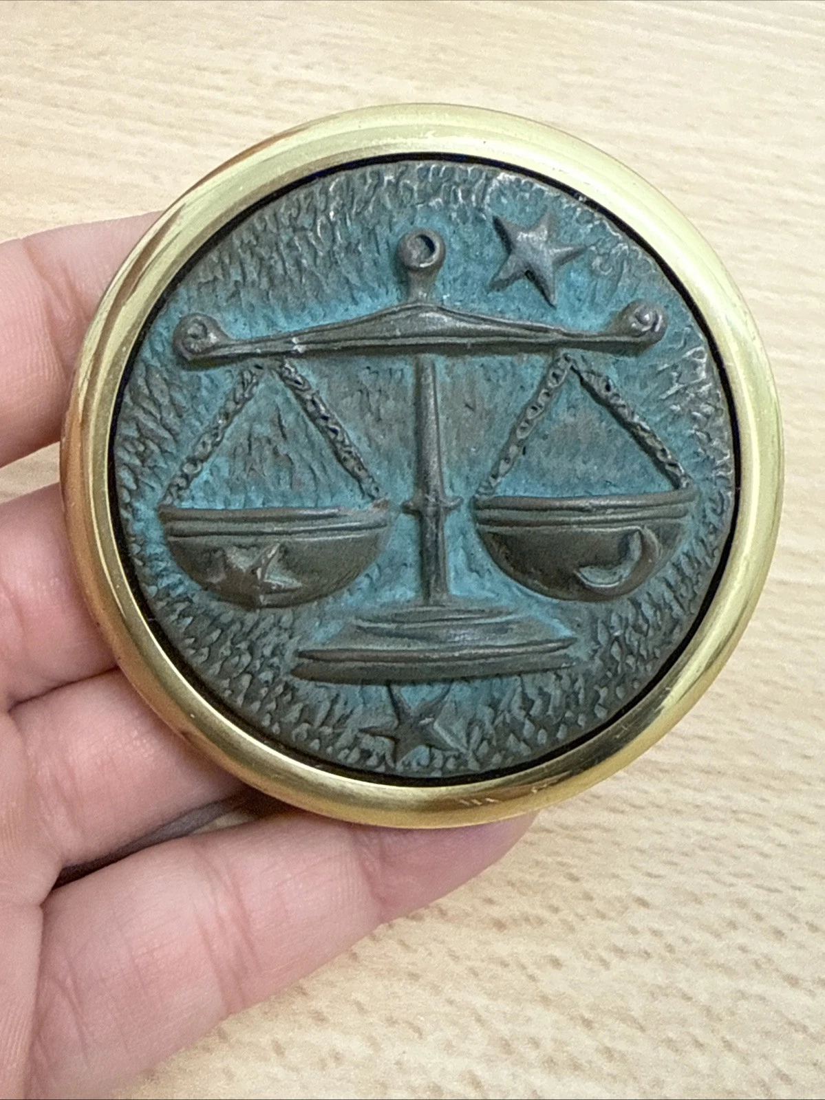 Médaille Balance À Identifier