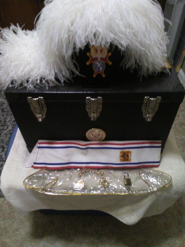 KNIGHTS OF COLUMBUS CEREMONIAL PLUME HAT W/CASE & ACCESSORIES