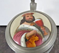 26567/ Alter Bierkrug Glas Deckel mit Porzellaneinlage Gambrinus mit Löwe