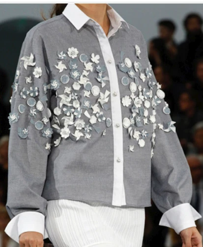 Giacca blusa CHANEL primavera 2013 RTWCollection applicazioni floreali grigio e bianco tg40