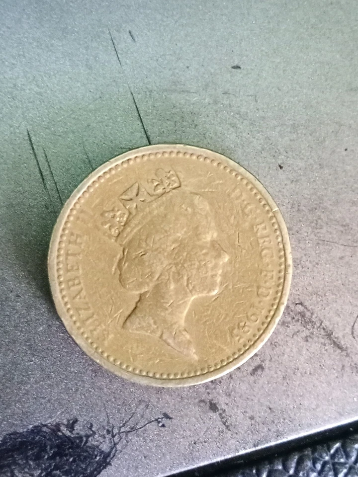 1985 1 pound coin rare with upside down error lettering - Image 4 of 4