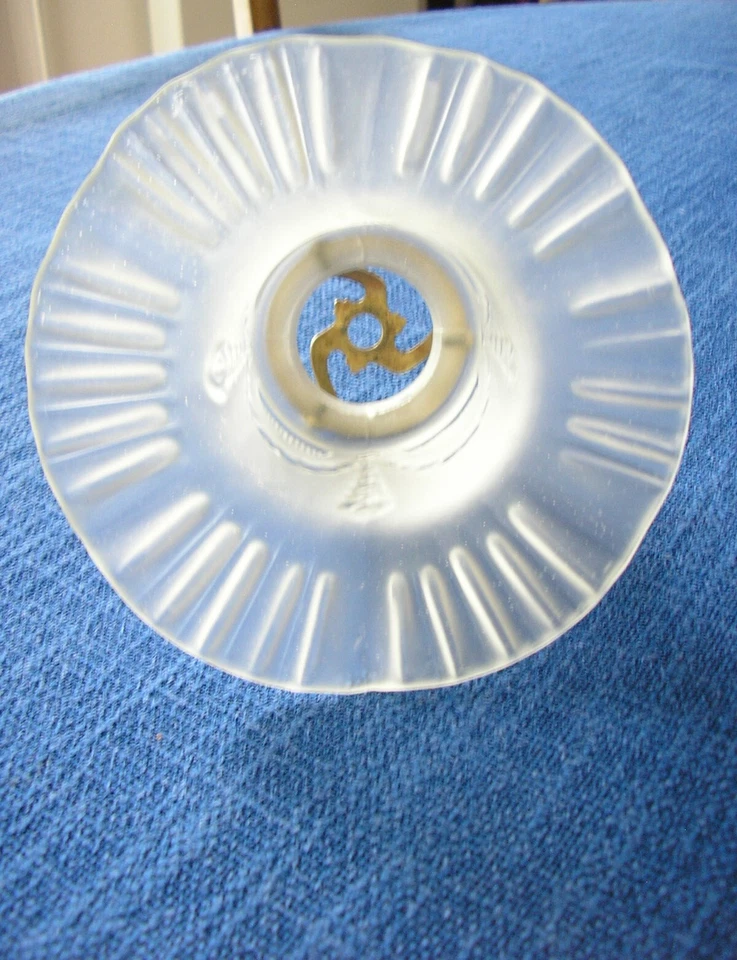 N°1 - Tulipe ancienne en verre moulé dépoli avec sa griffe en laiton - Photo 3/3