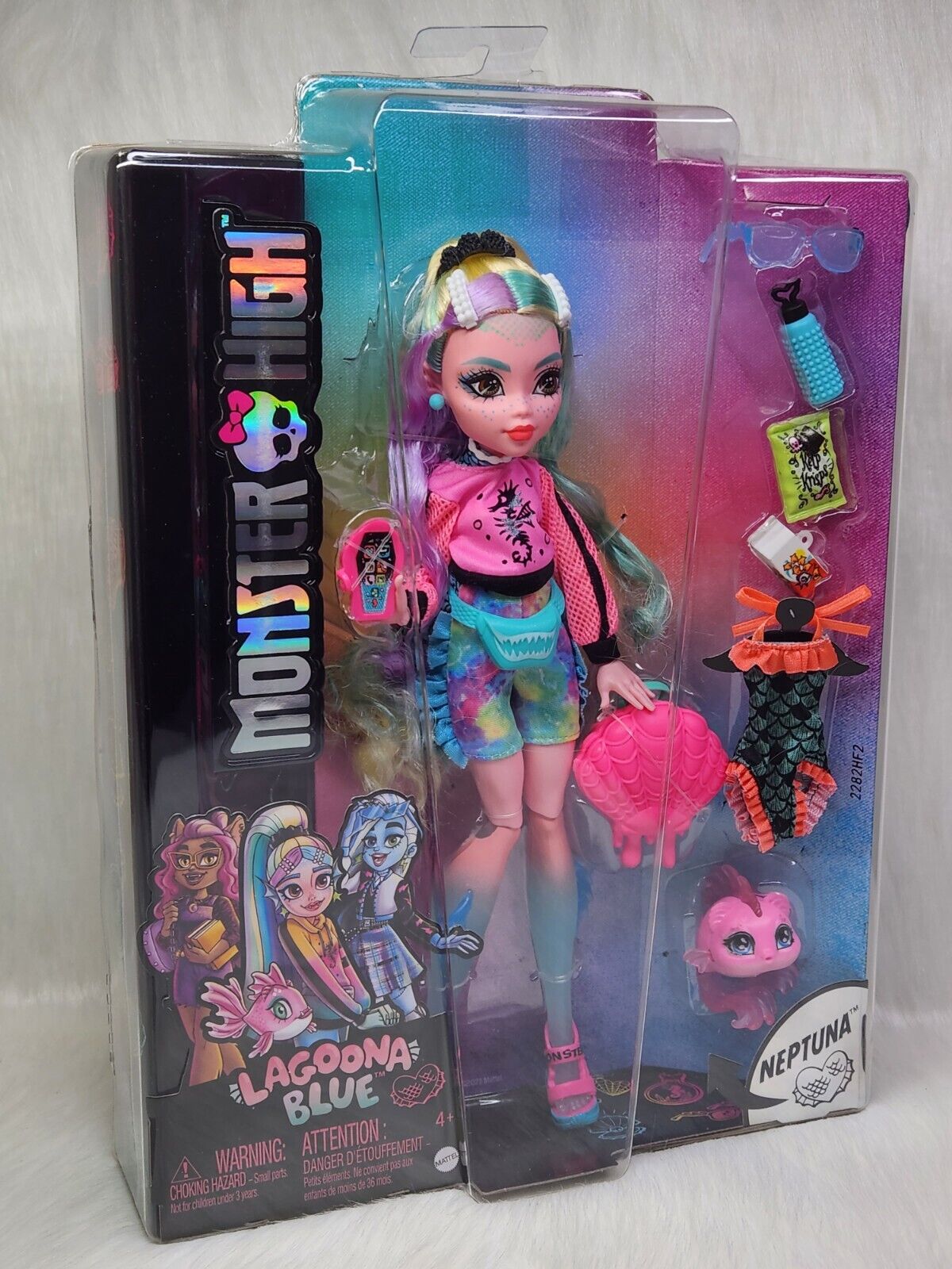 Monster High Doll with Posters, Lagoona Blue in Black and White, Reel Drama  Lagoona Monster High Doll 