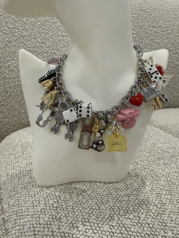 Collar Marc Jacobs Plata La Pegatina Dije Declaración Nuevo Con Etiquetas Caja Foto 3 de 4