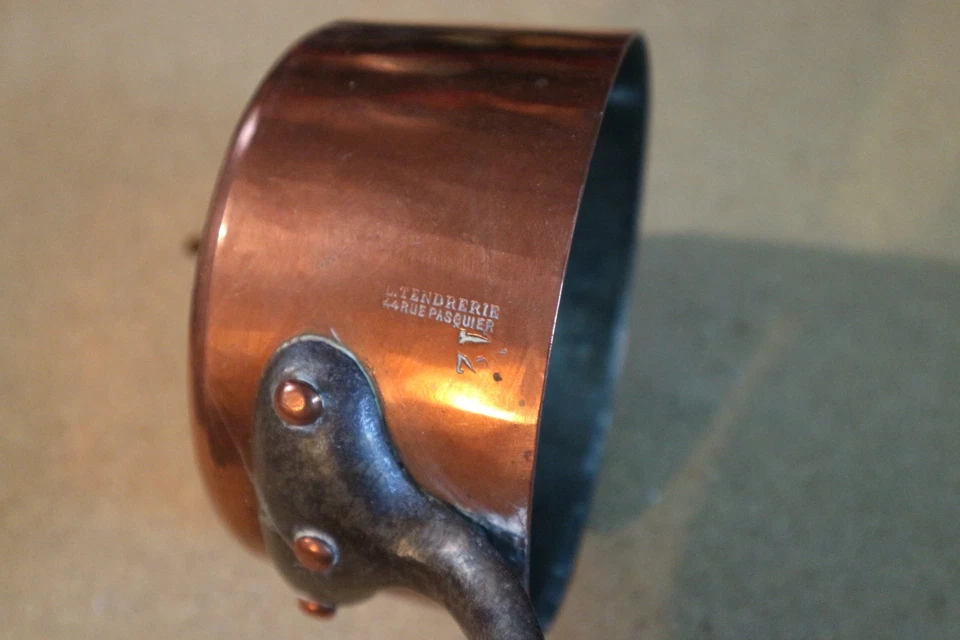 ancienne casserole en cuivre marqué L. TENDRERIE - Photo 4/4