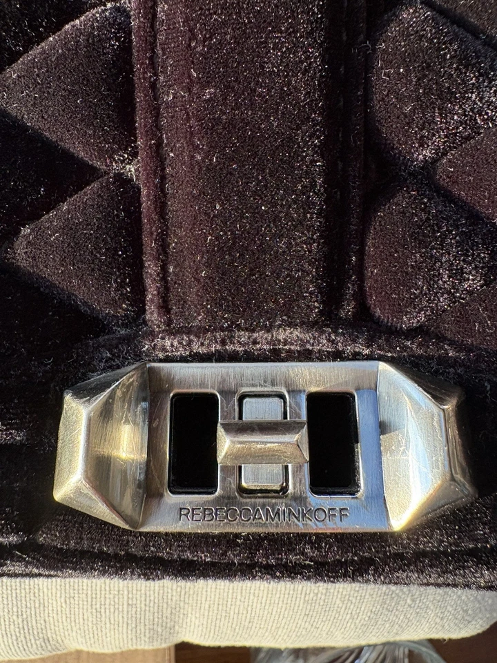 Bolso Bandolera Rebecca Minkoff Love Terciopelo Negro Herrajes Gunmetal (Precio de venta sugerido por el fabricante $295) Foto 3 de 4