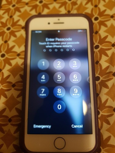 Apple iPhone 7 - 32GB - Silver VF Unlocked A1778 (GSM) Small crack on side - Zdjęcie 2 z 6