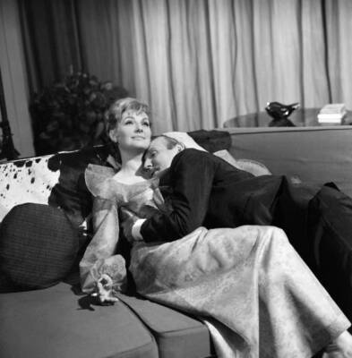 Actor Leslie Phillips and actress Barbara Murray on the set of- 1969 Old Photo 1