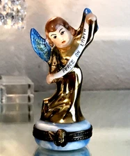 LIMOGES CHRISTMAS ANGEL TRINKET BOX - PEINT MAIN FRANCE - PEACE ON EARTH BANNER