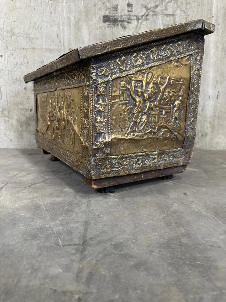 Antigua caja de carbón de taberna de latón martillado a mano - 11x14 pulgadas, 16 pulgadas de alto Foto 4 de 4