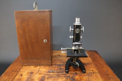 C Baker Mikroskop Vintage 34706 und Holzkoffer 40er Jahre wissenschaftliches Instrument