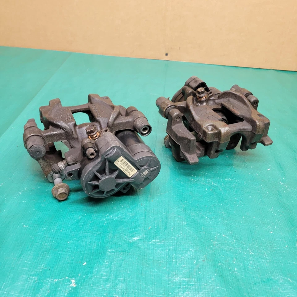 Juego de pinzas de freno traseras izquierda y derecha Ford Fusion Lincoln MKZ 2013-2020 OEM Foto 3 de 4