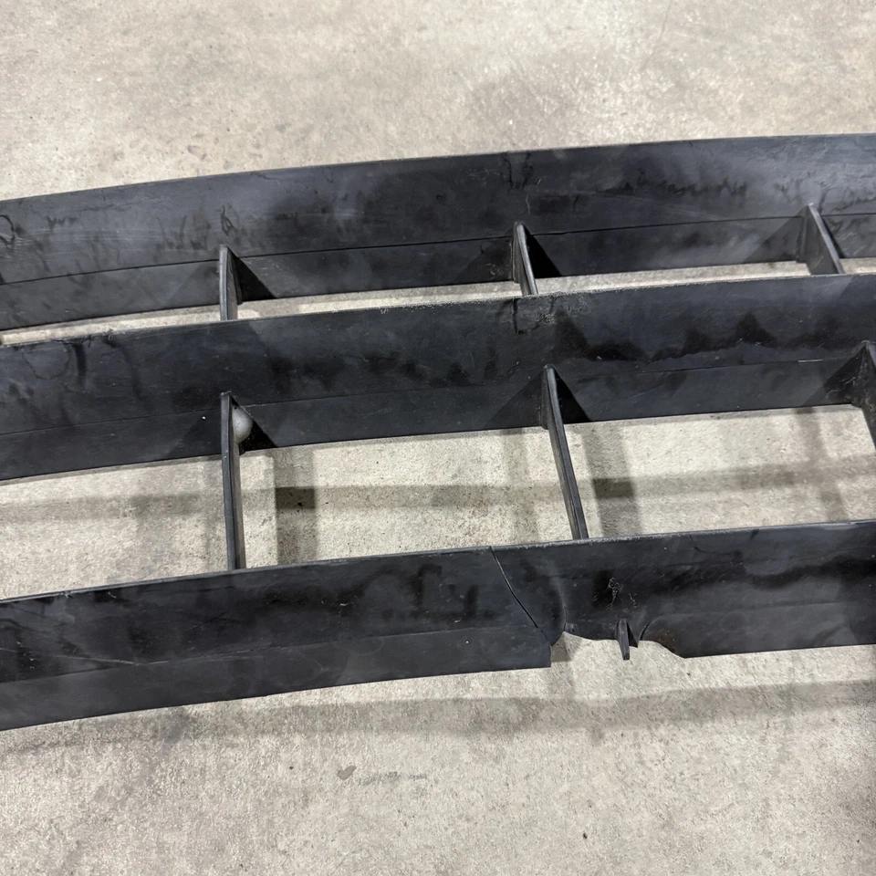 Parachoques delantero parrilla inferior SA 78-80 Mazda RX7 Foto 3 de 4