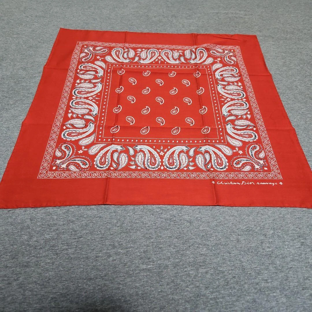 Foulard Christian Dior en coton rouge 22x22 pouces motif imprimé logo