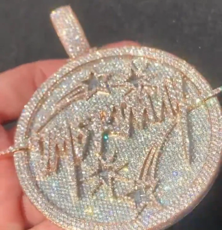 Colgante con nombre personalizado redondo de diamantes simulados de 9,26 quilates para hombre en plata 925 Foto 3 de 4