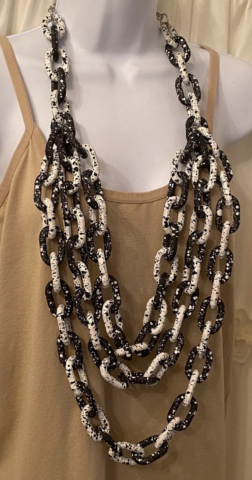 Firmado SJ Sassy Jones Blanco y Negro Zaria Luxe Cadena Resina Eslabón Pasarela Collar Foto 4 de 4